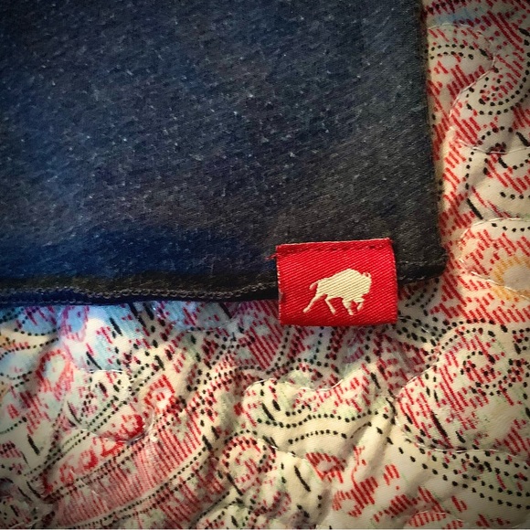 RARE Nintendo New York Top 🤍 - Picture 3 of 4